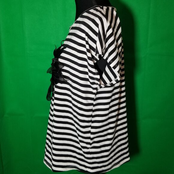 More Love & Lace White/Black Striped Blouse Large Flower Size Medium Paris NWT - Picture 4 of 7